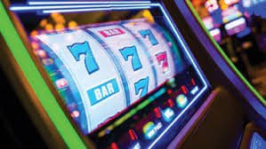 Meja Bandar Poker di shiokambing slot dengan kartu, chip pemain, dan tombol aksi